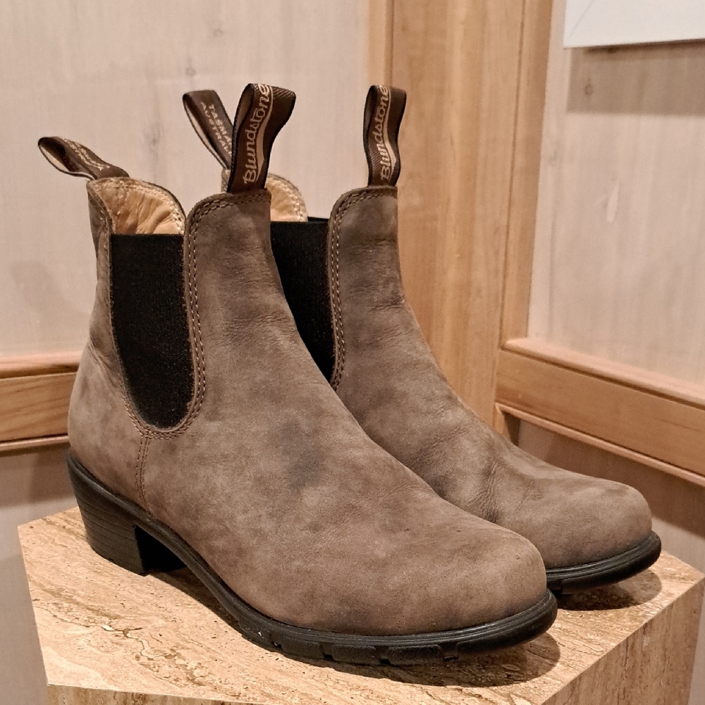 Blundstone Taupe Suede 1677 Chelsea Boots 8